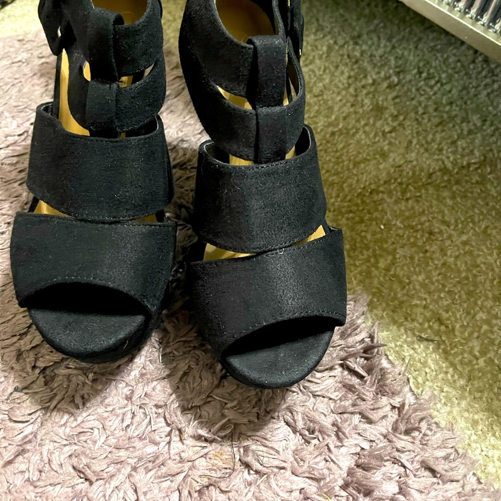 Black wedges
